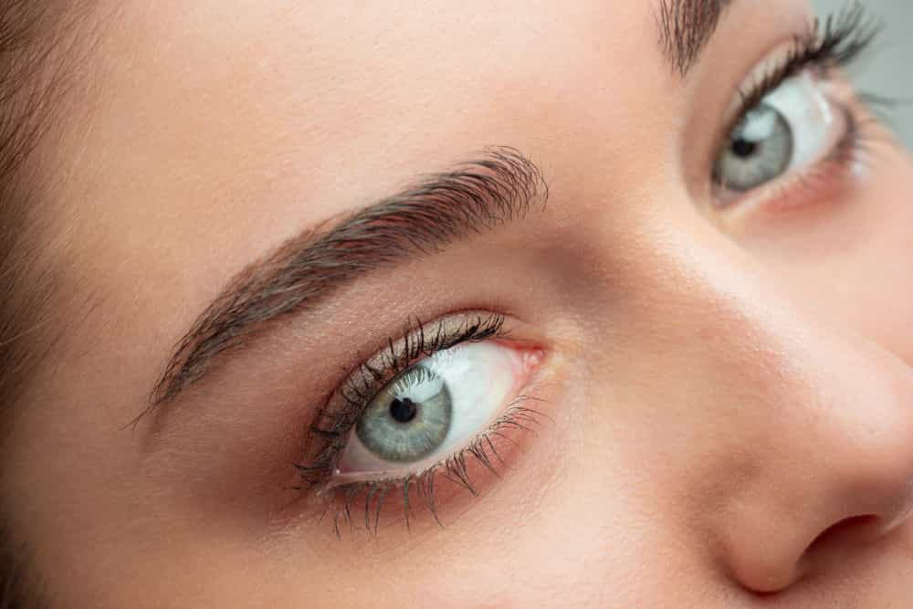 Imagen de un primer plano de unos ojos claros en el que se ha hecho el tratamiento de micropigmentación